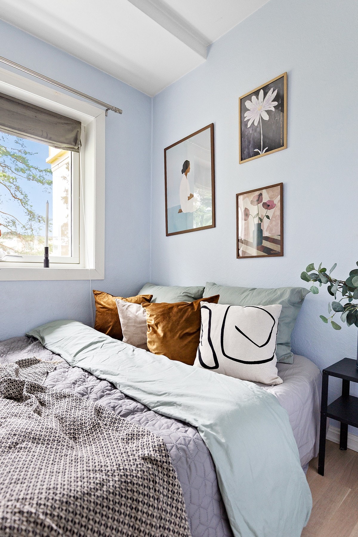 Soverom med god plass til dobbeltseng og nattbord. Galleribilde