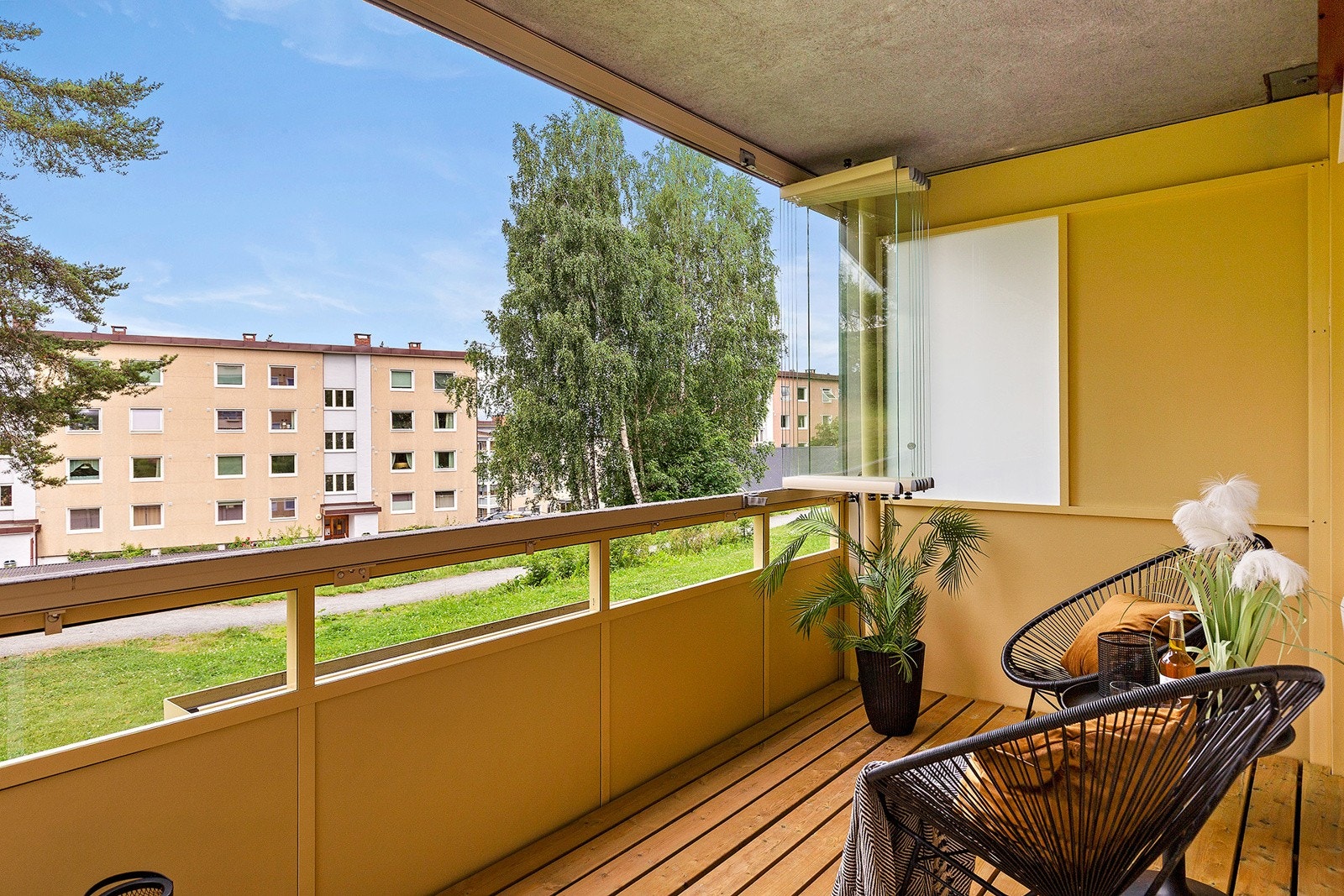 Vestvendt innglasset balkong med balkongdekke i tre. Galleribilde