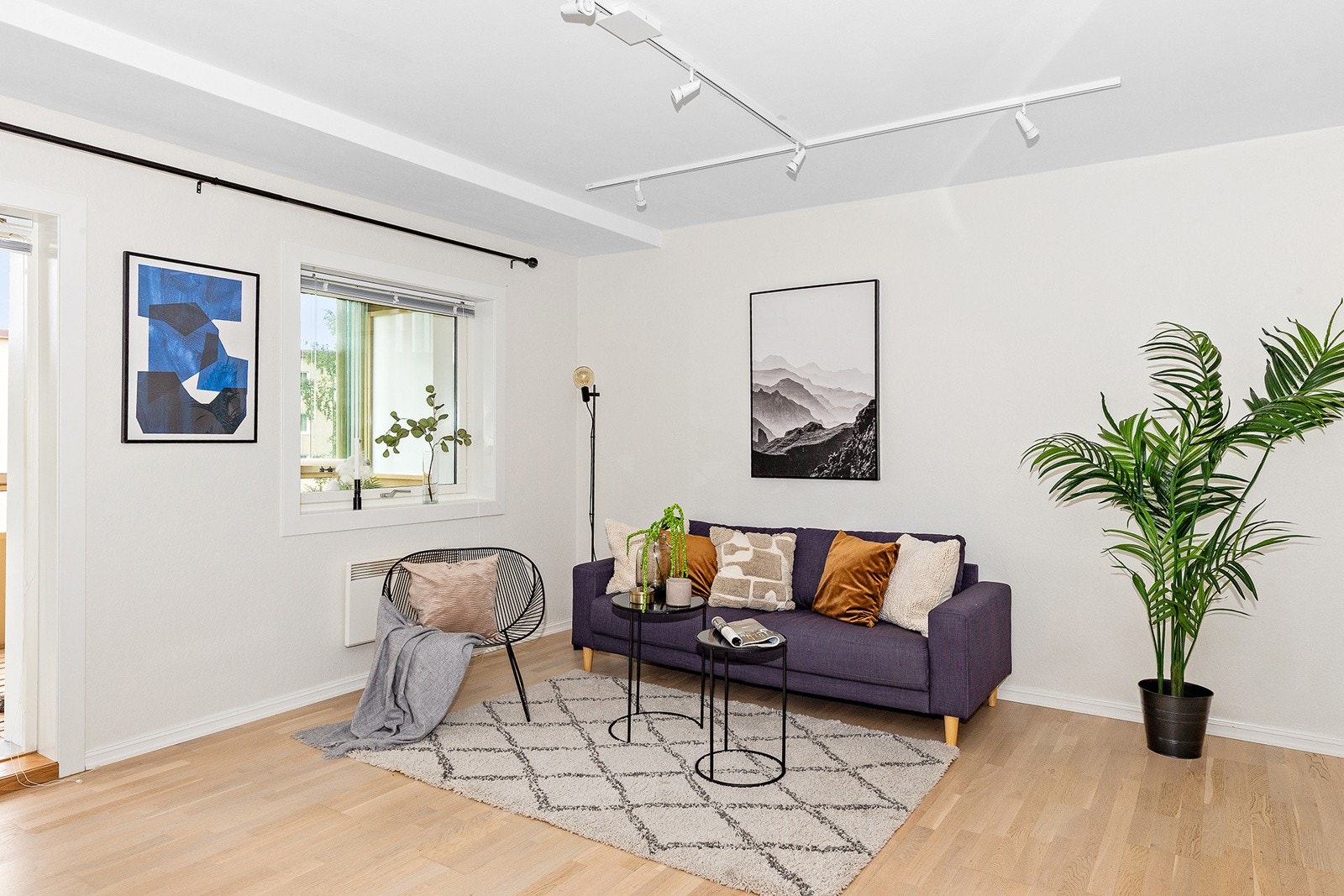 Store vindusflater sørger for rikelig med naturlig lys og gir stuen en lys og god atmosfære. Galleribilde