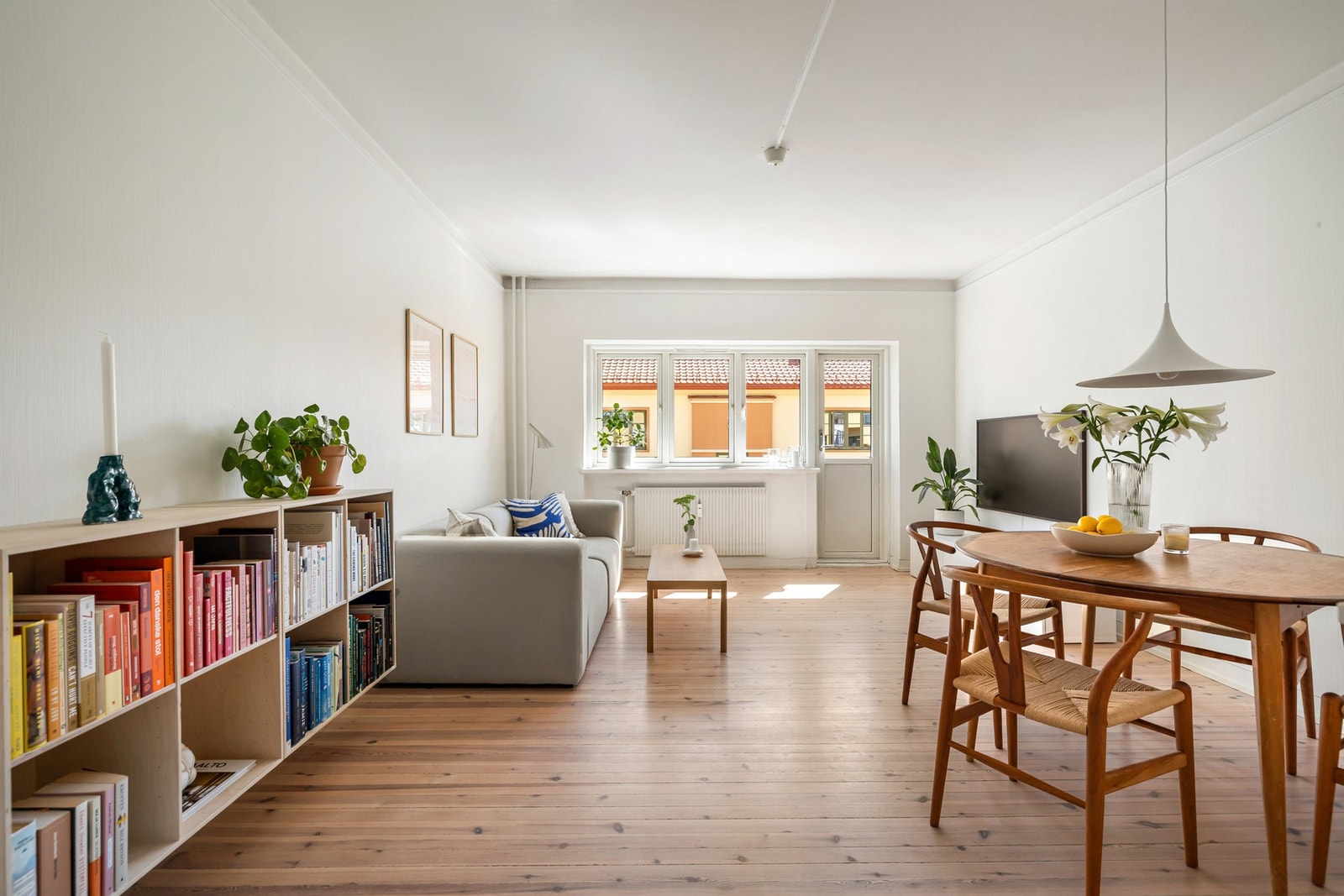 I stuen er det plass til både sofagruppe og spisebord Galleribilde