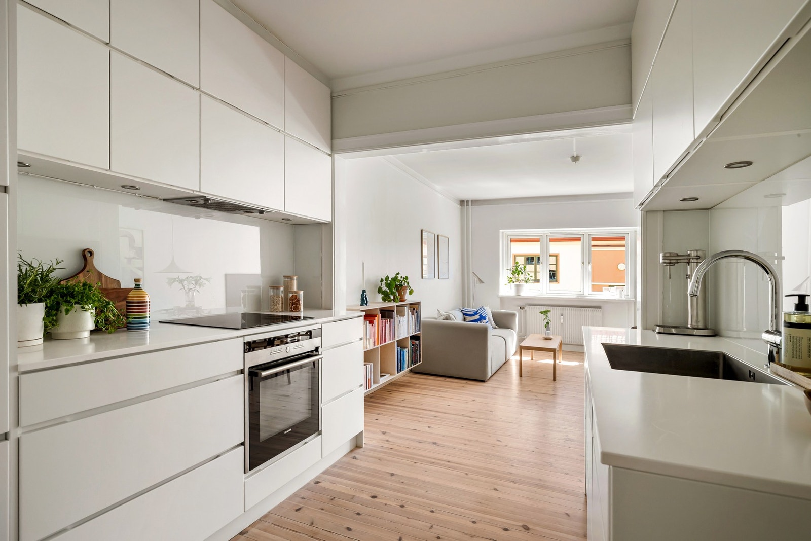 Integrerte hvitevarer består av kjøl/frys, oppvaskmaskin, platetopp og stekeovn. Det er kjøkkenventilator med kullfilter Galleribilde