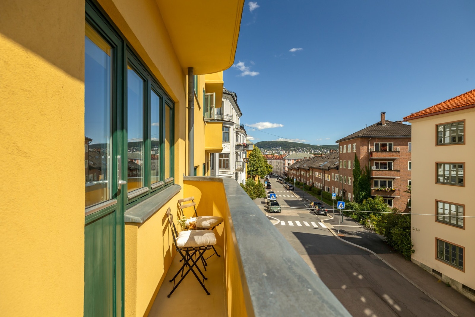Fra stuen er det adkomst til en solfylt brannbalkong som deles med naboen Galleribilde