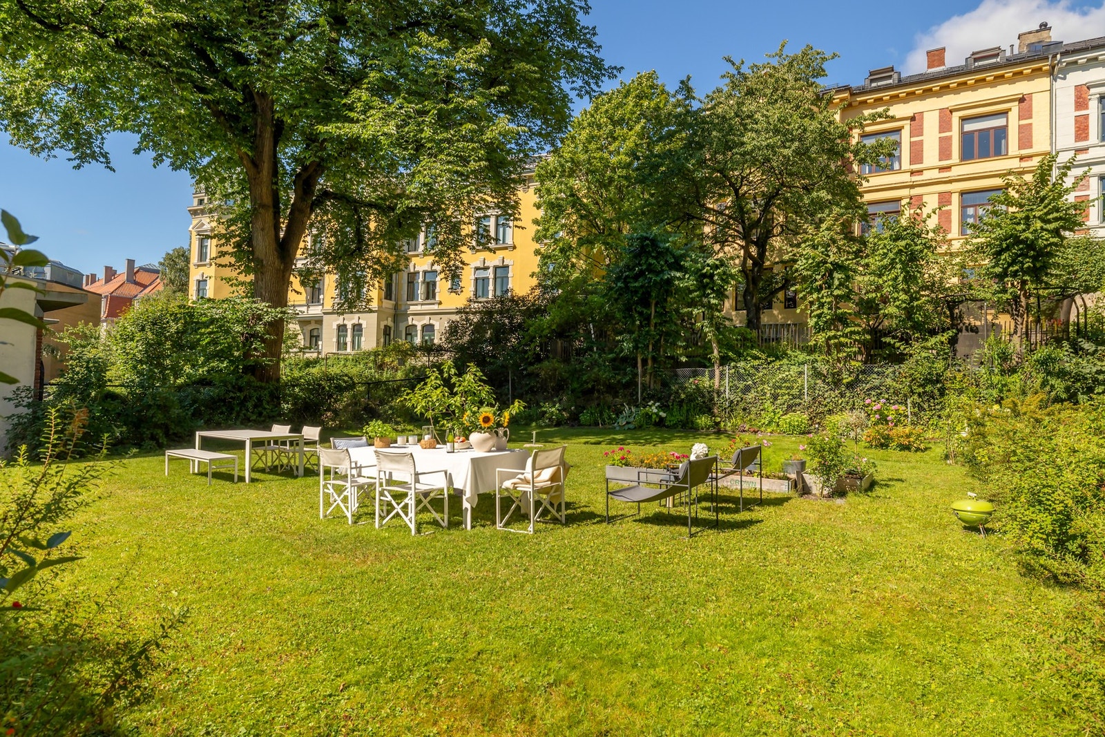 Leiligheten har tilgang til en frodig bakgård Galleribilde