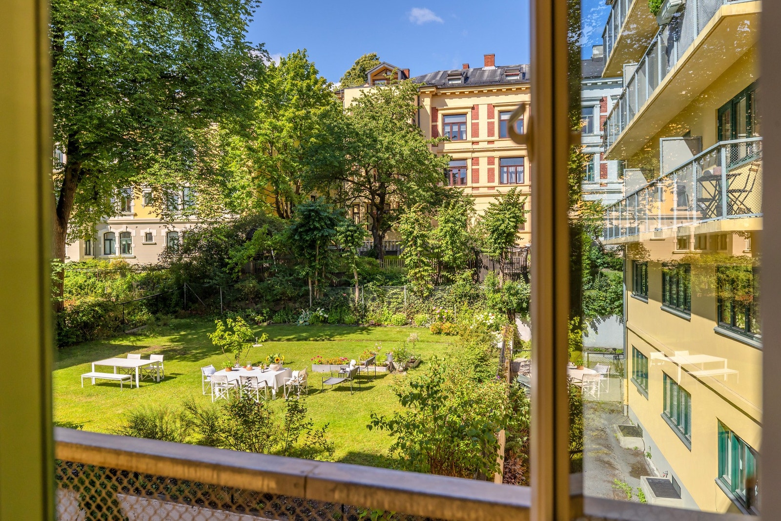 Begge soverom vender ut mot stille bakgård Galleribilde