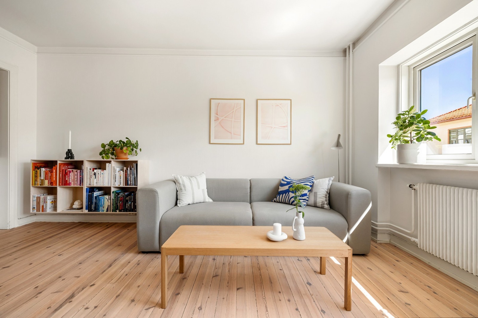 Leiligheten har en lys og innbydende stue med flere møbleringsmuligheter Galleribilde
