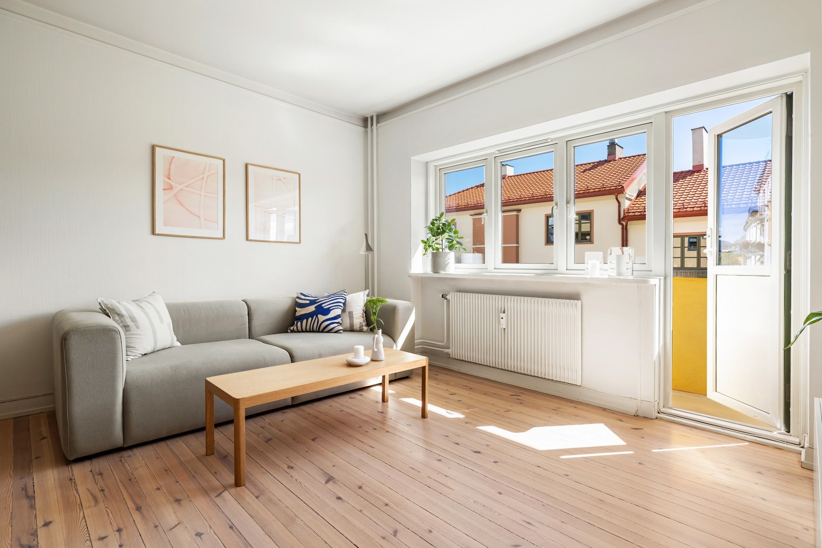 Store vindusflater som slipper inn rikelig med naturlig lys og takhøyde på 2,5m skaper et luftig rom Galleribilde