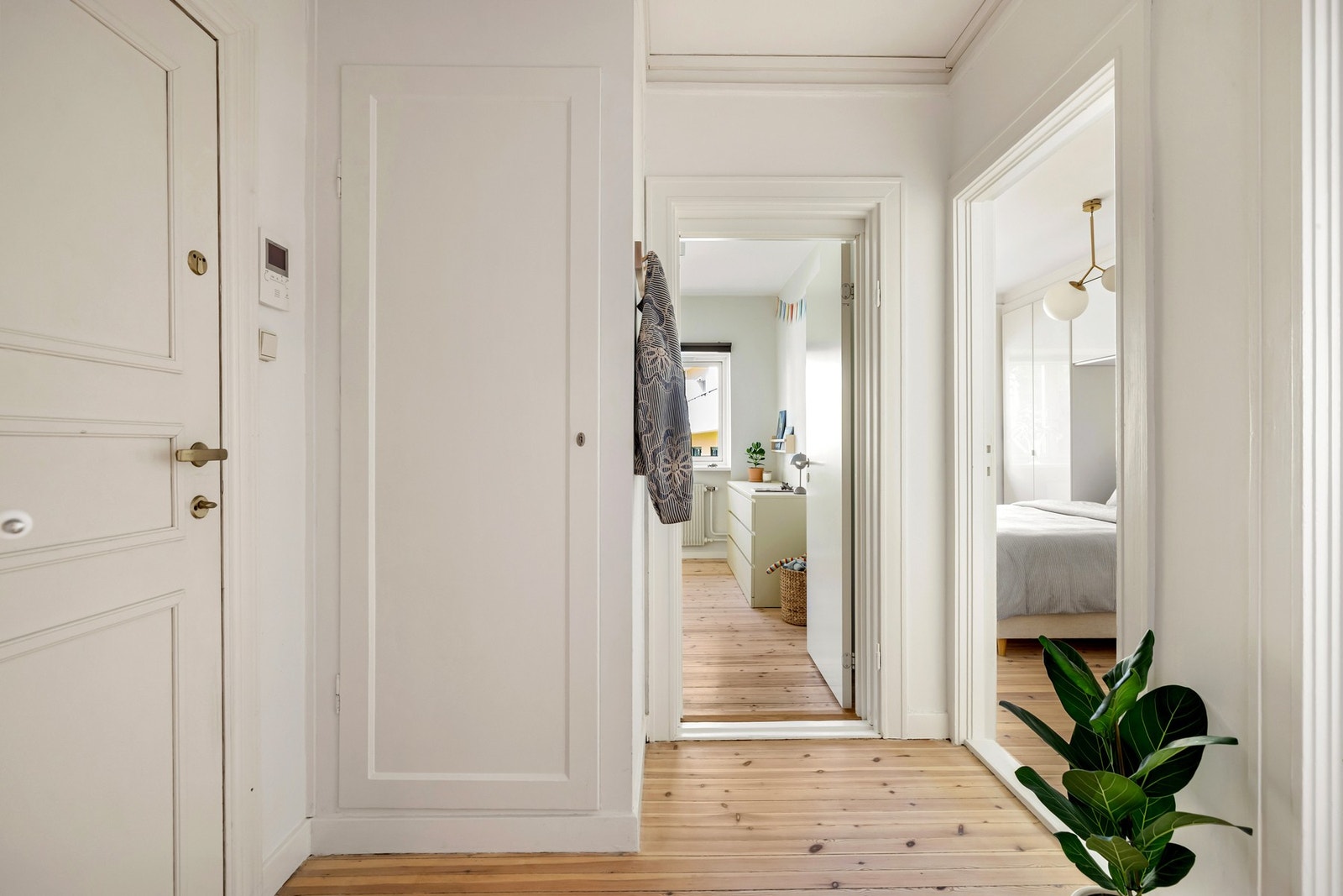 Innbydende entré med plassbygd garderobeskap og callinganlegg fra 2024 Galleribilde