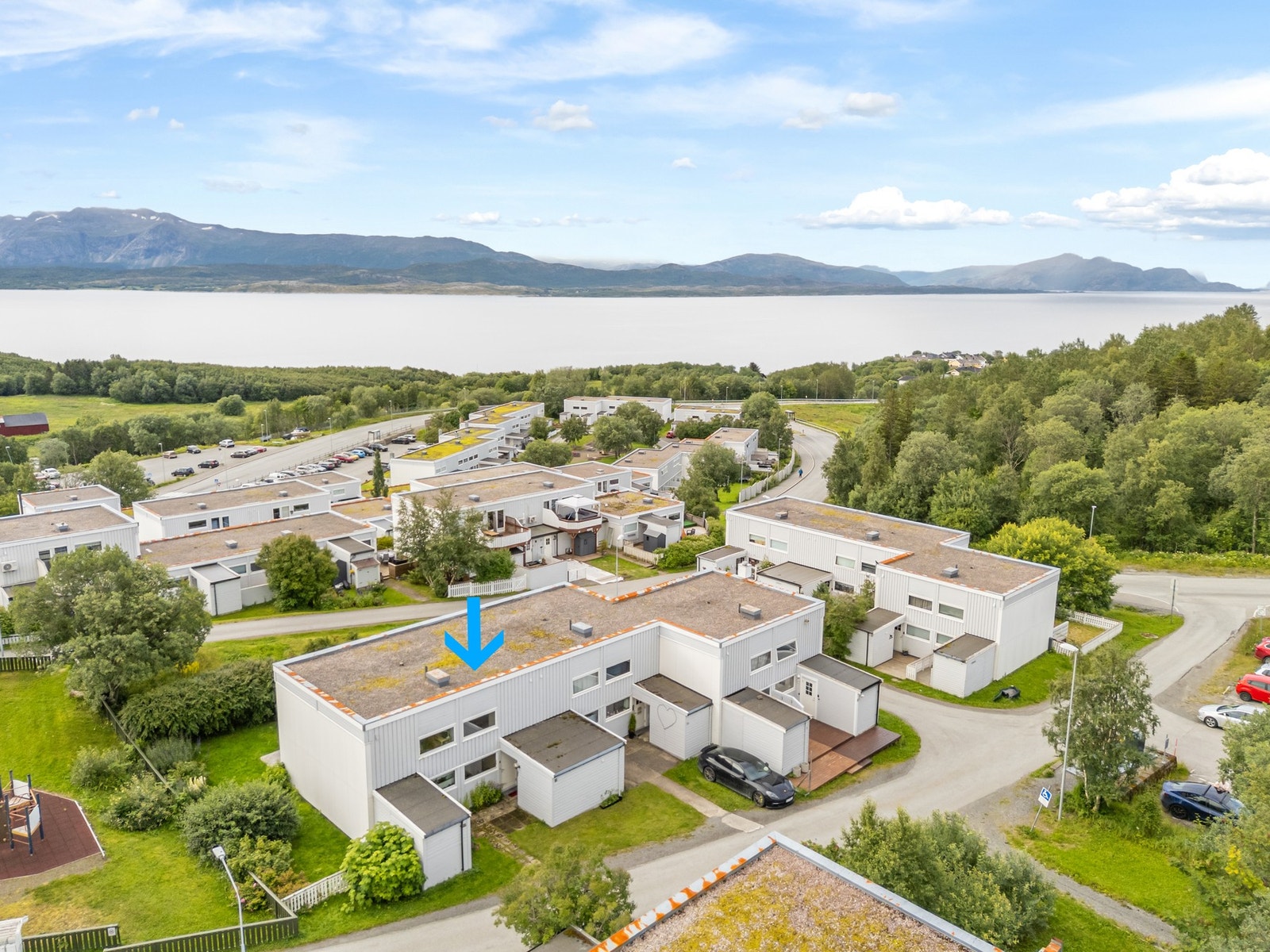 Stor felles parkeringsplass like ved. Galleribilde