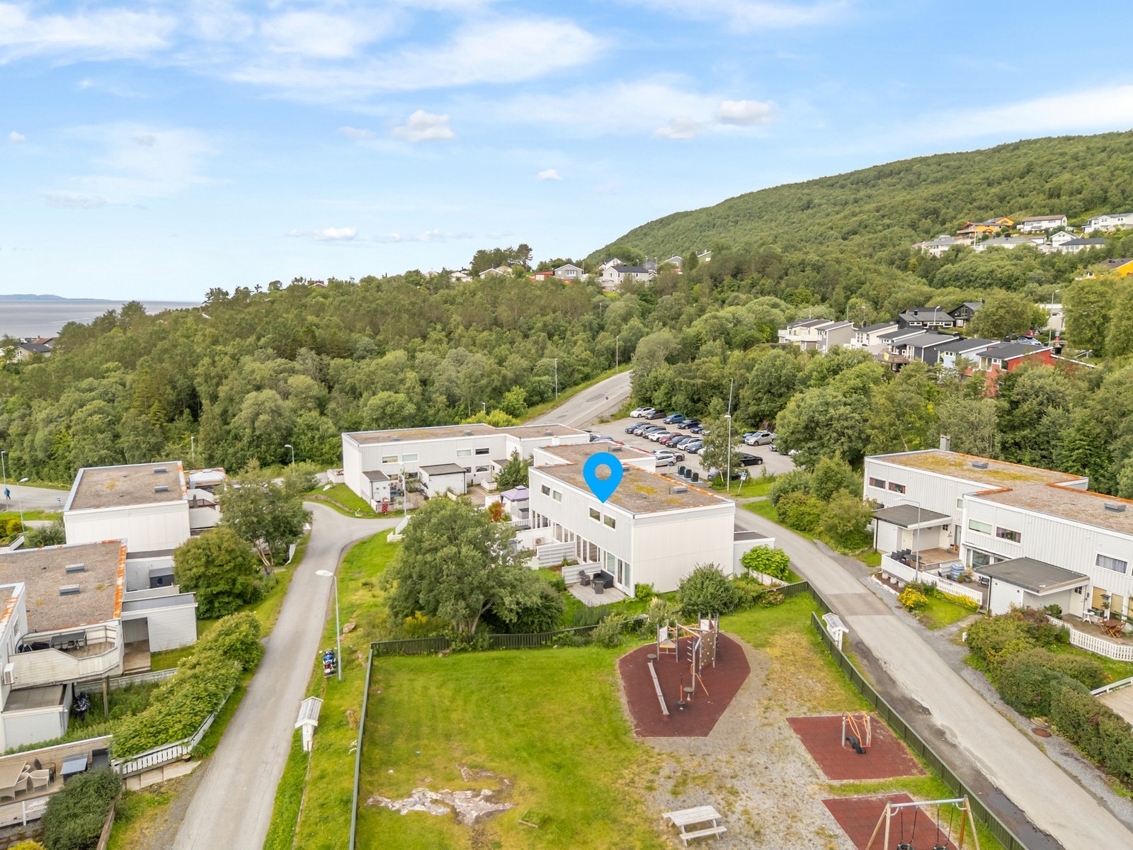 Barnevennlig og populært område med nærhet til lekeplass, marka, skole og barnehage, butikk, universitetet m.m. Galleribilde