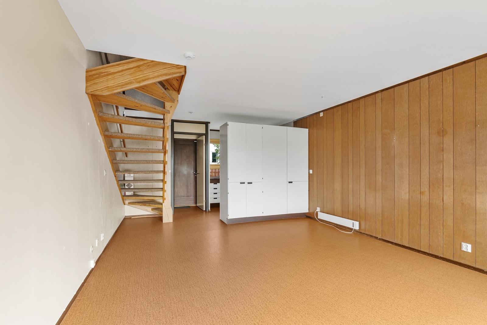 Boligen fremstår i stor grad som opprinnelig fra 1977, og det må påregnes generell modernisering/oppgradering. Galleribilde