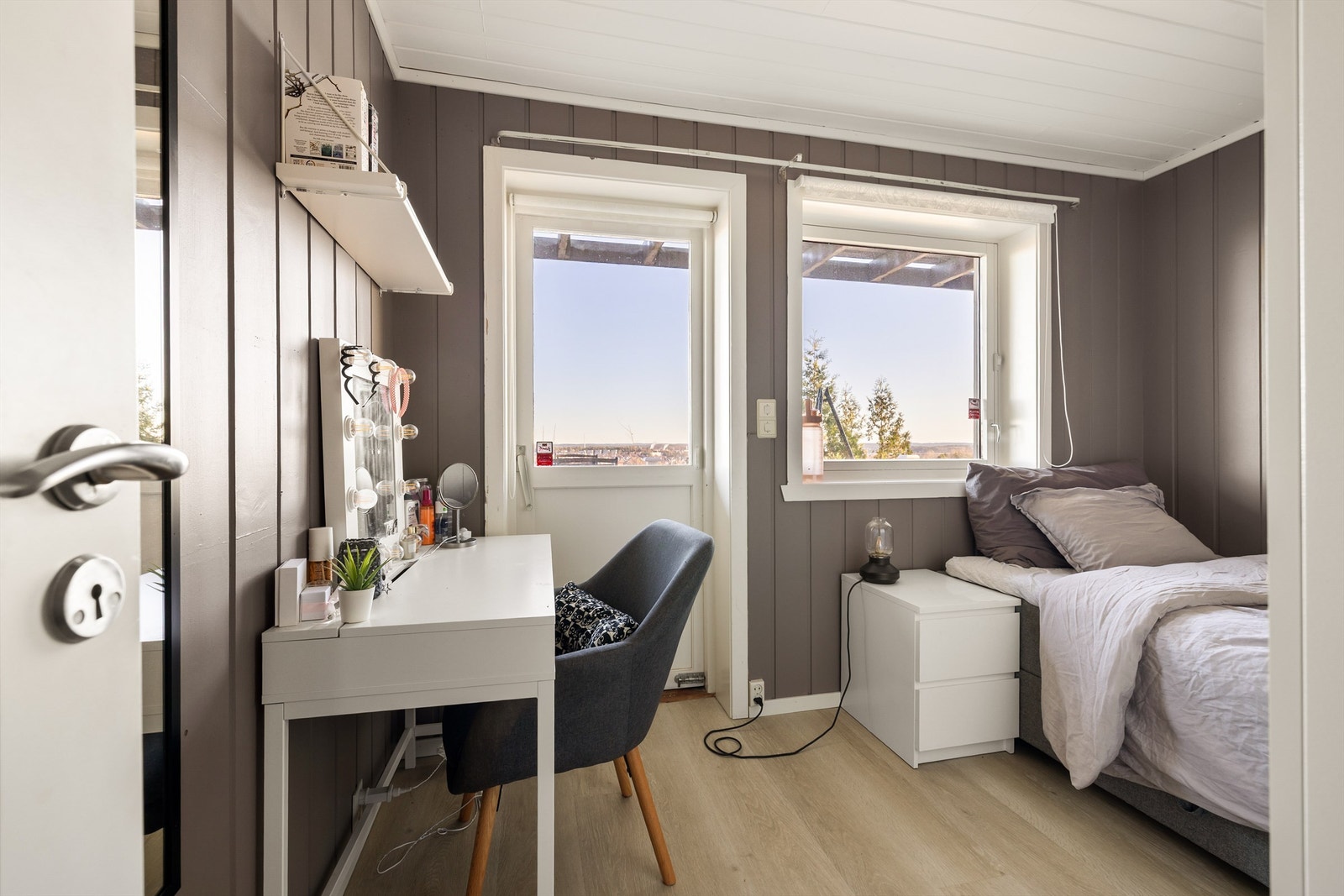Soverom på over 7 kvm., med dør til terrassens østre side. Galleribilde