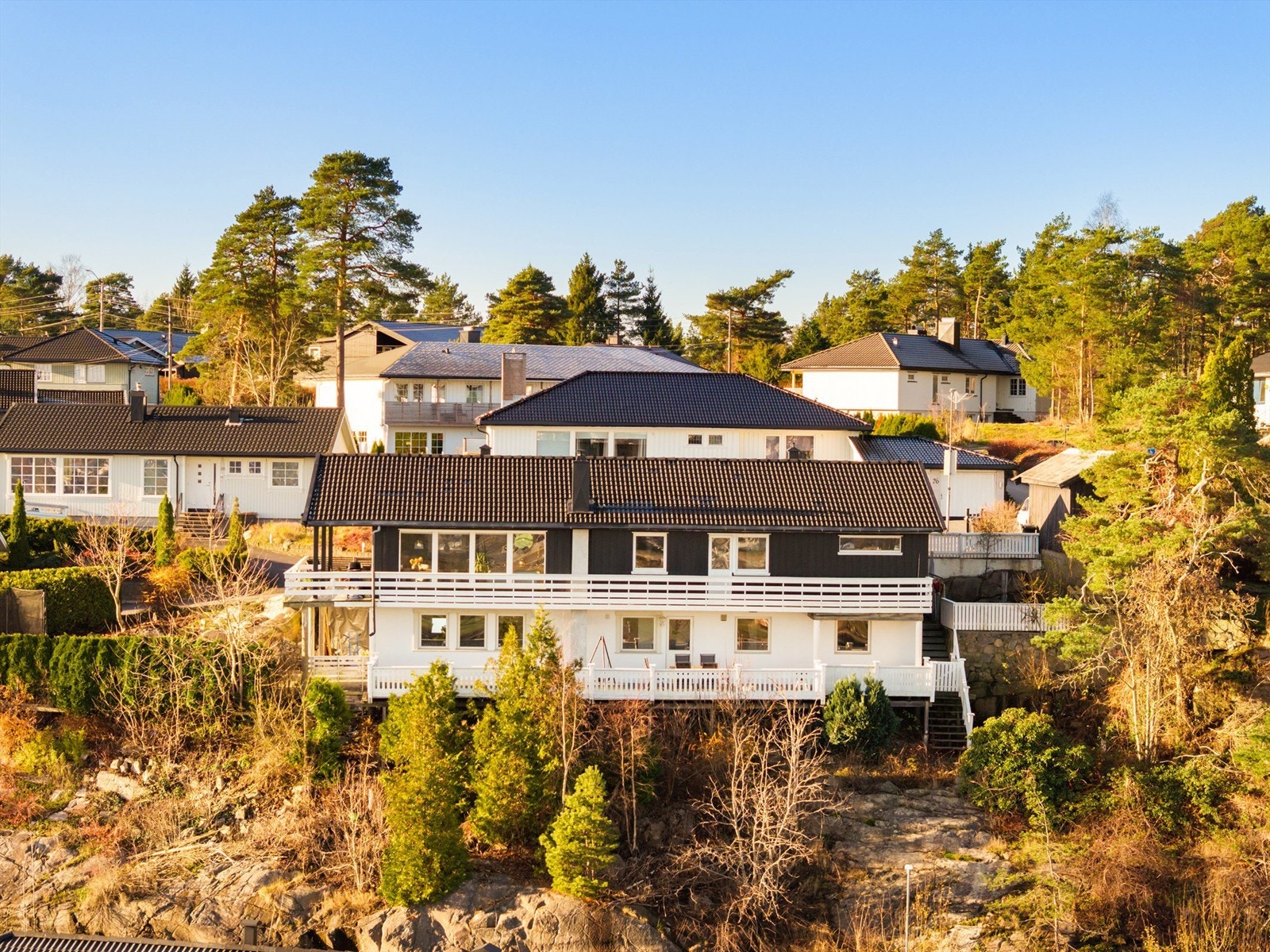 Med et internt bruksareal på 206 kvm., to stuer og hele fem soverom er dette et attraktivt hjem for barnefamilien. Galleribilde