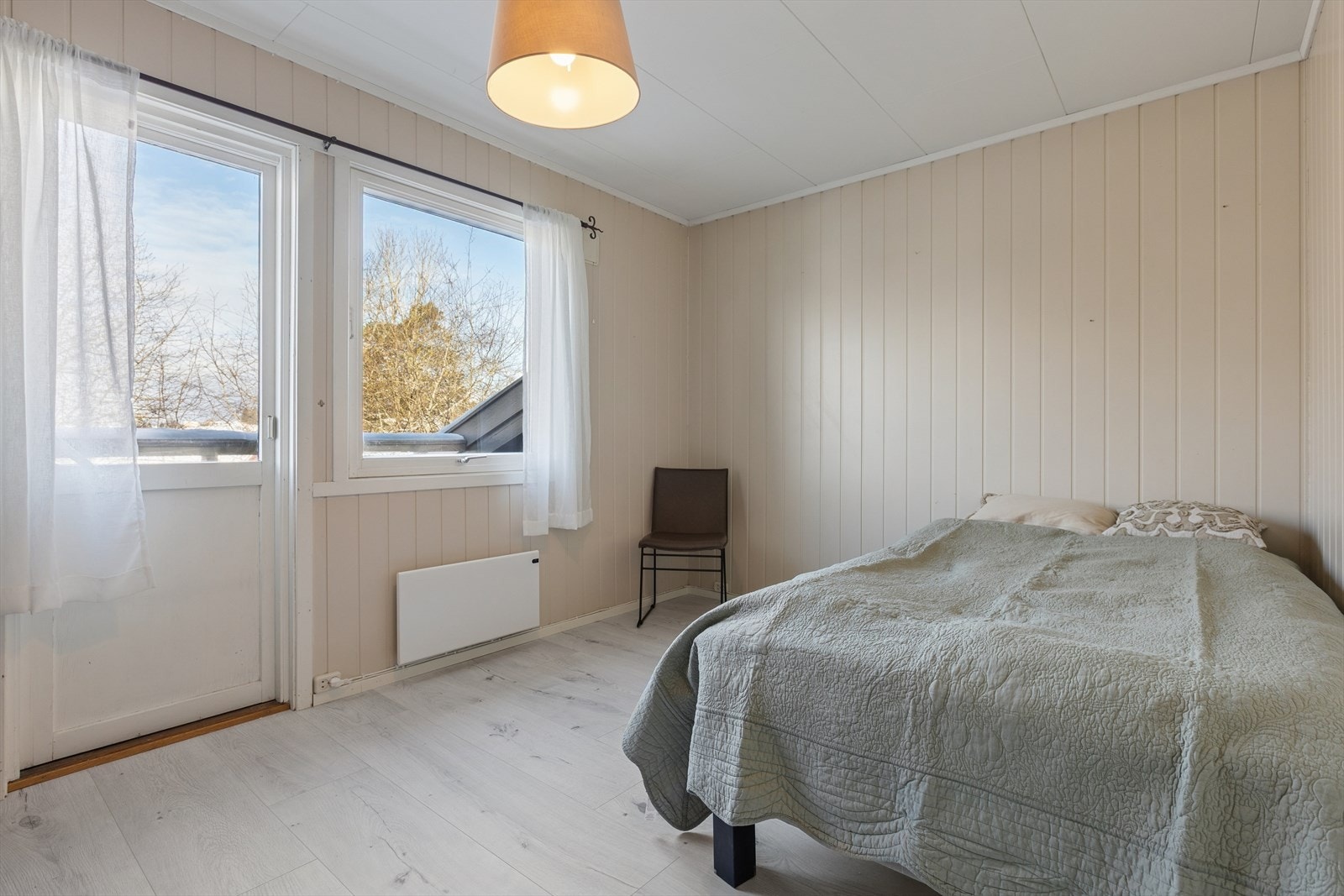Romslig soverom med god plass til dobbeltseng, nattbord og garderobeløsning. Galleribilde