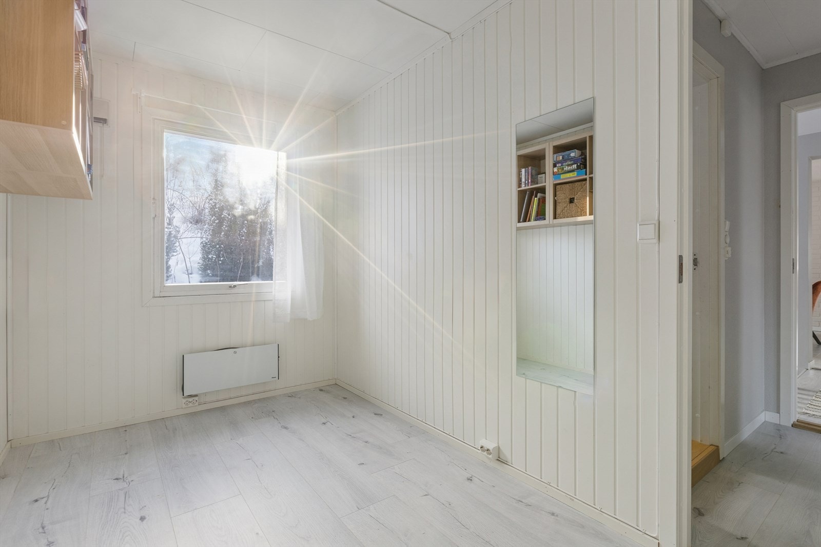 Lyst soverom i første etasje som har plass til seng eller annen innredning. Galleribilde