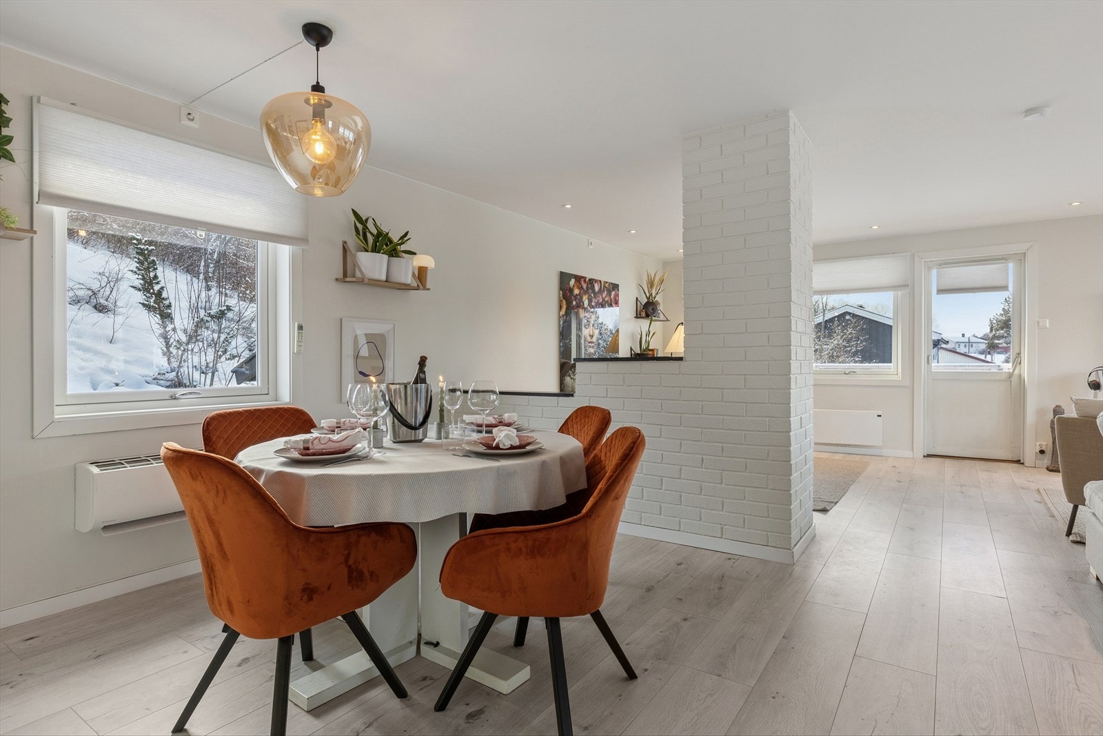 Lys og luftig spisestue med store vindusflater og god takhøyde, her er det plass til hele familien. Galleribilde