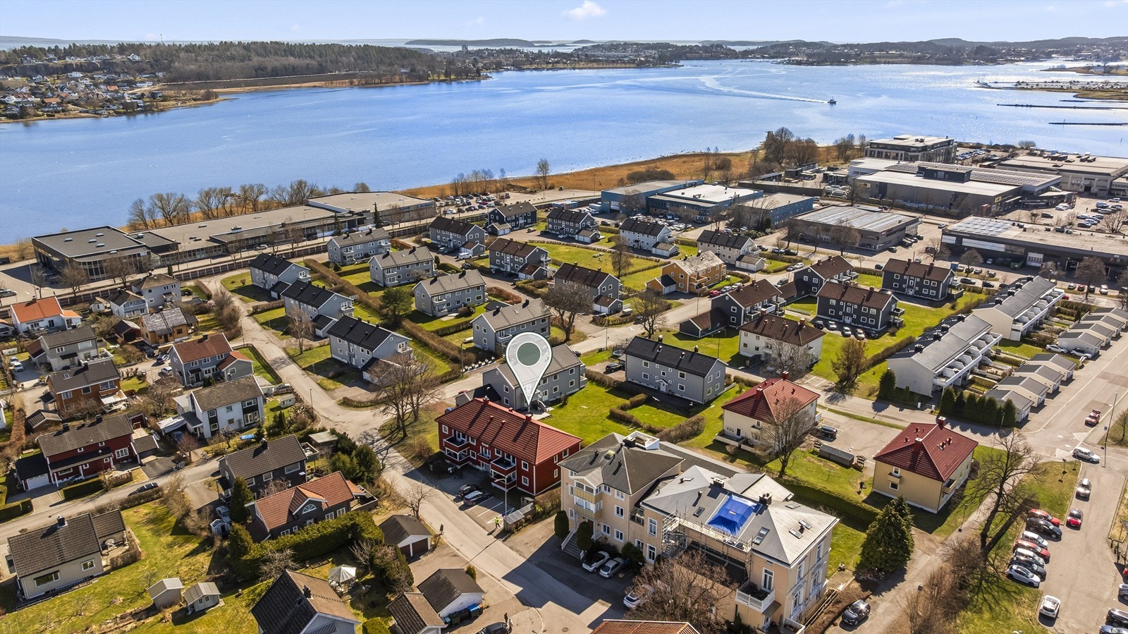 Fra leiligheten er det gang- og sykkelavstand til Tønsberg brygge og sjøen. Galleribilde