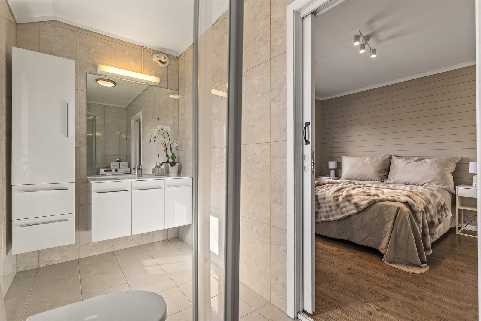 Badet ble renovert i 1998 og har flislagte overflater på både vegger og gulv. Galleribilde