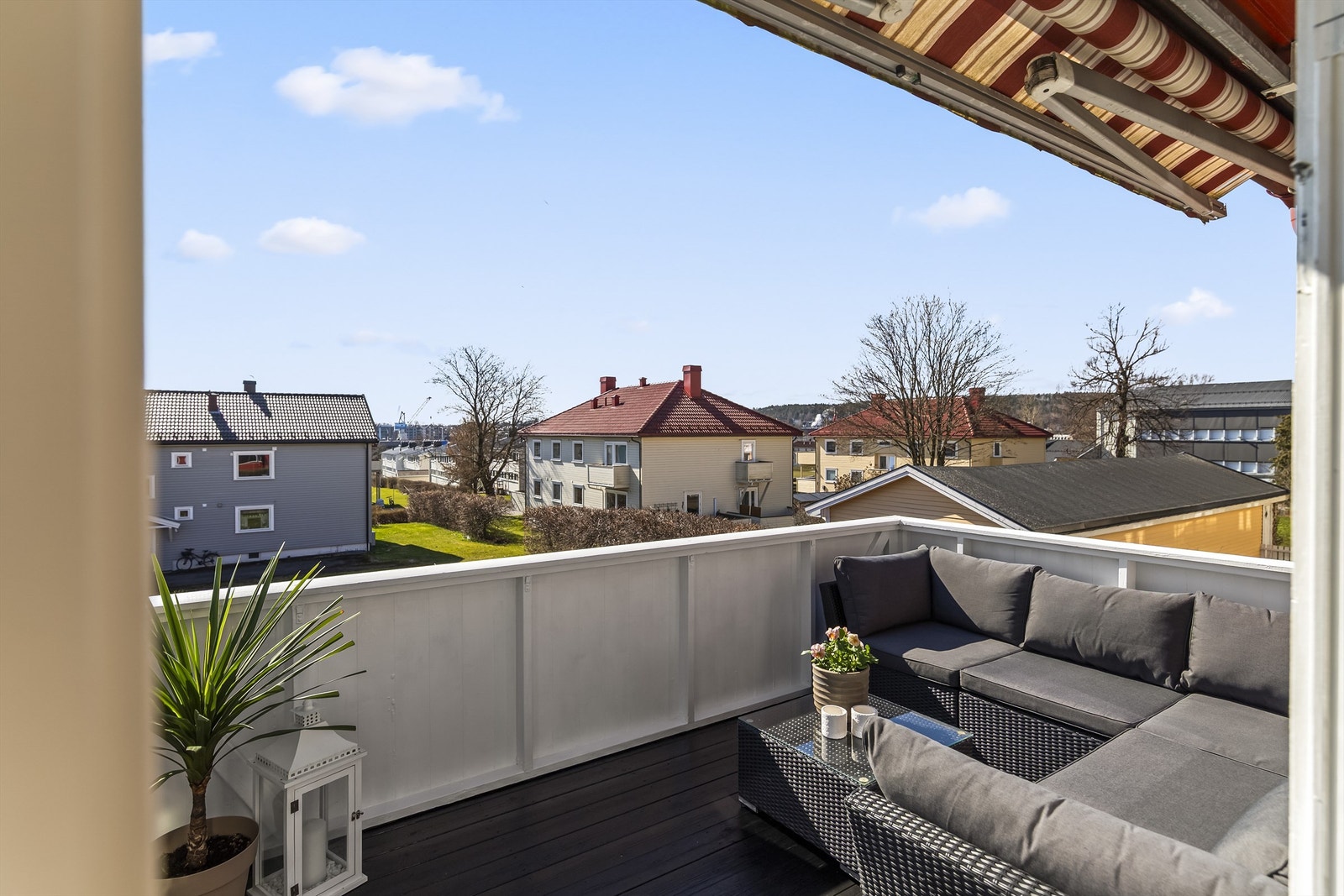 Den vestvendte balkongen er en skjermet og privat uteplass med god plass til utemøbler. Galleribilde