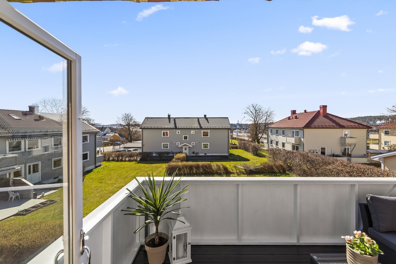 Utsyn fra balkongen mot de omkringliggende grøntområdene. Galleribilde