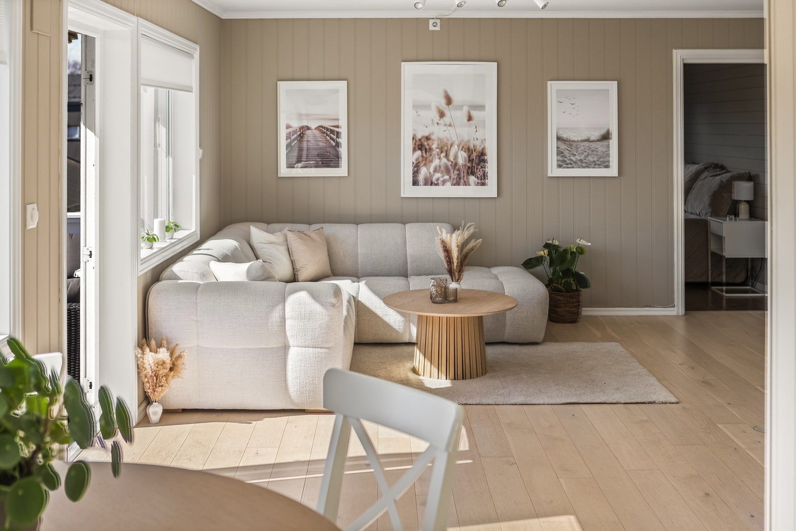 De gjennomgående farge- og materialvalgene skaper en helhetlig og rolig atmosfære. Galleribilde