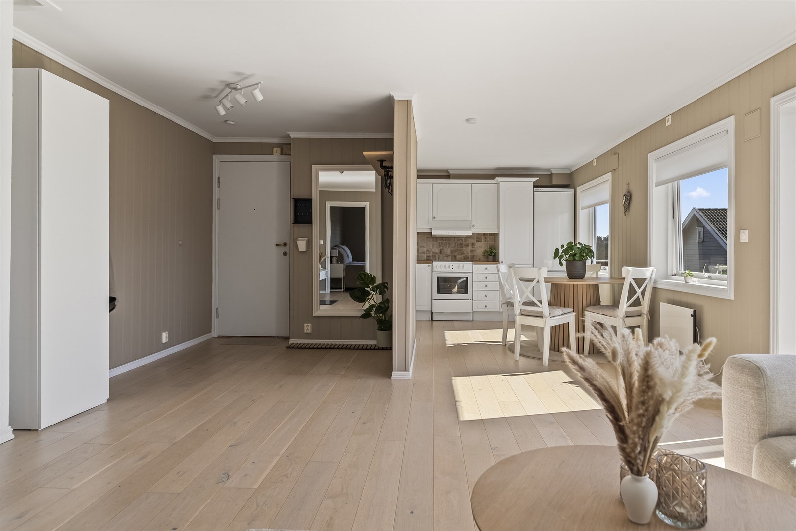 Leiligheten har rikelig med naturlig lys Galleribilde