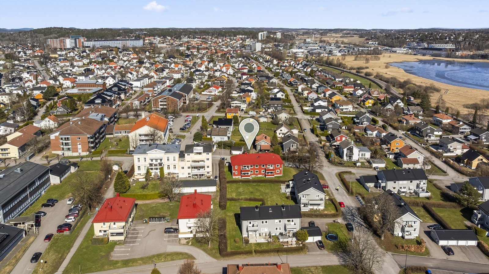 Området består hovedsakelig av etablert boligbebyggelse, med en blanding av eneboliger, rekkehus og mindre leilighetsbygg. Galleribilde