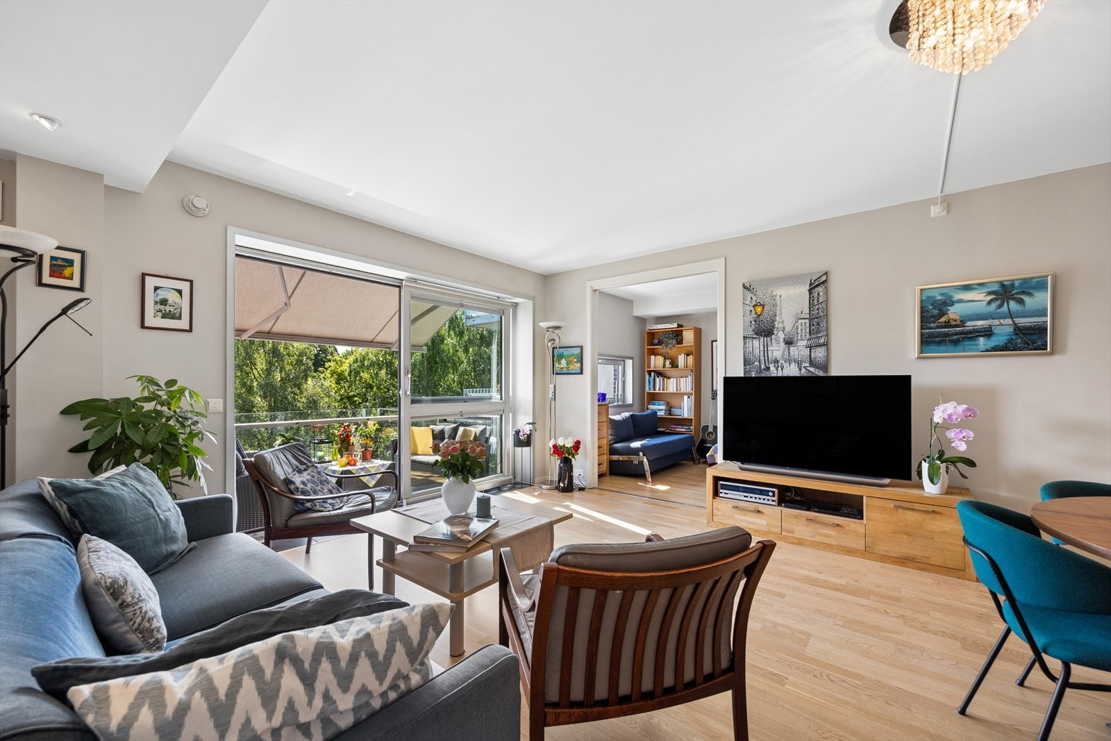Stuen har god plass til både sofagruppe og spisebord. Galleribilde