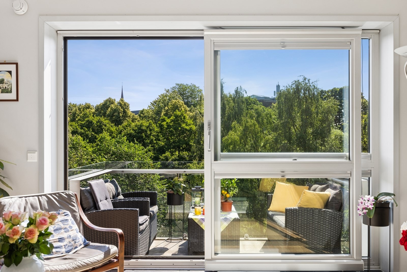 Fra stuen er det utgang til balkong gjennom en skyvedør i aluminium. Galleribilde
