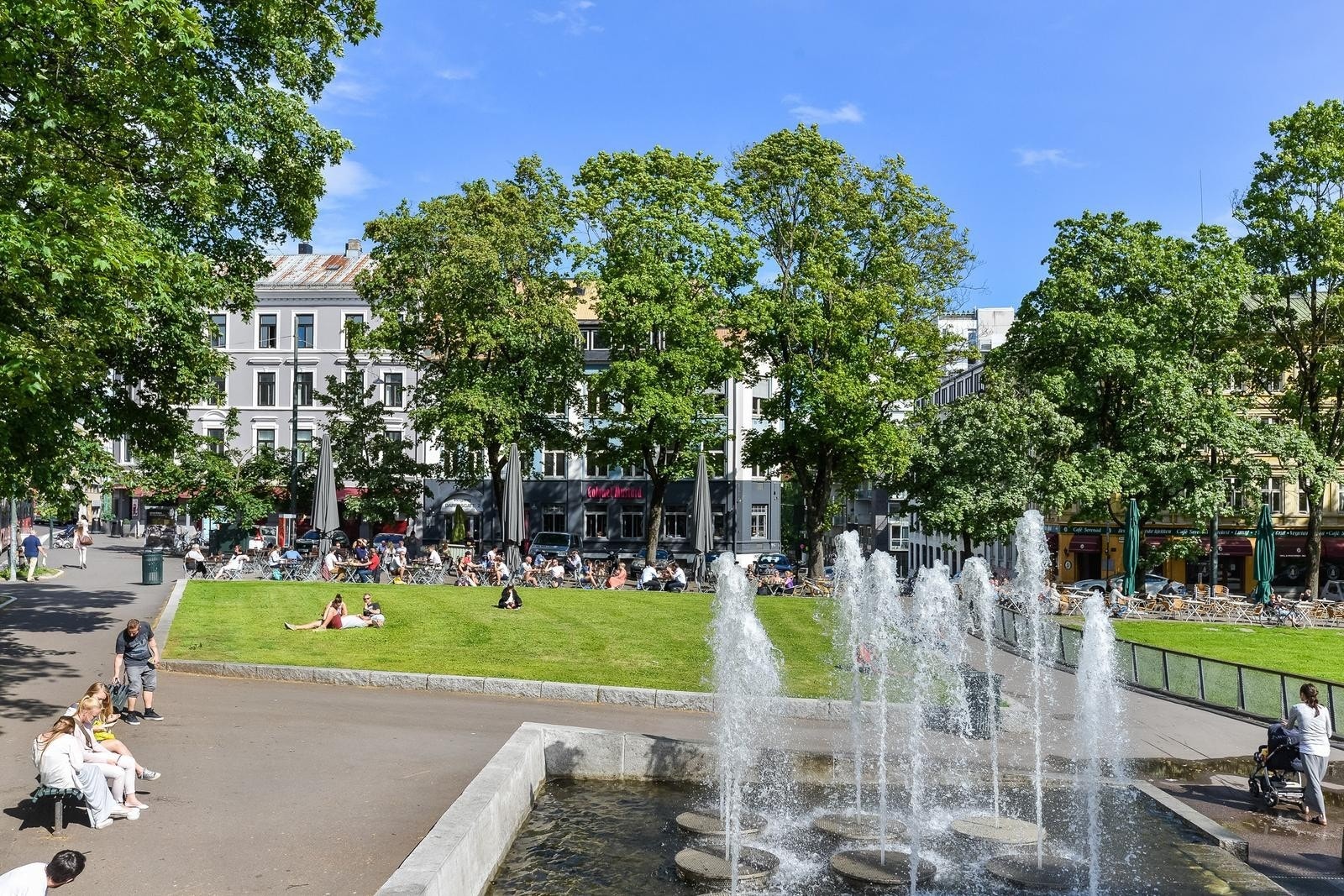 Hyggelige Alexander Kiellands plass med bl.a. senter og flere utesteder. Galleribilde