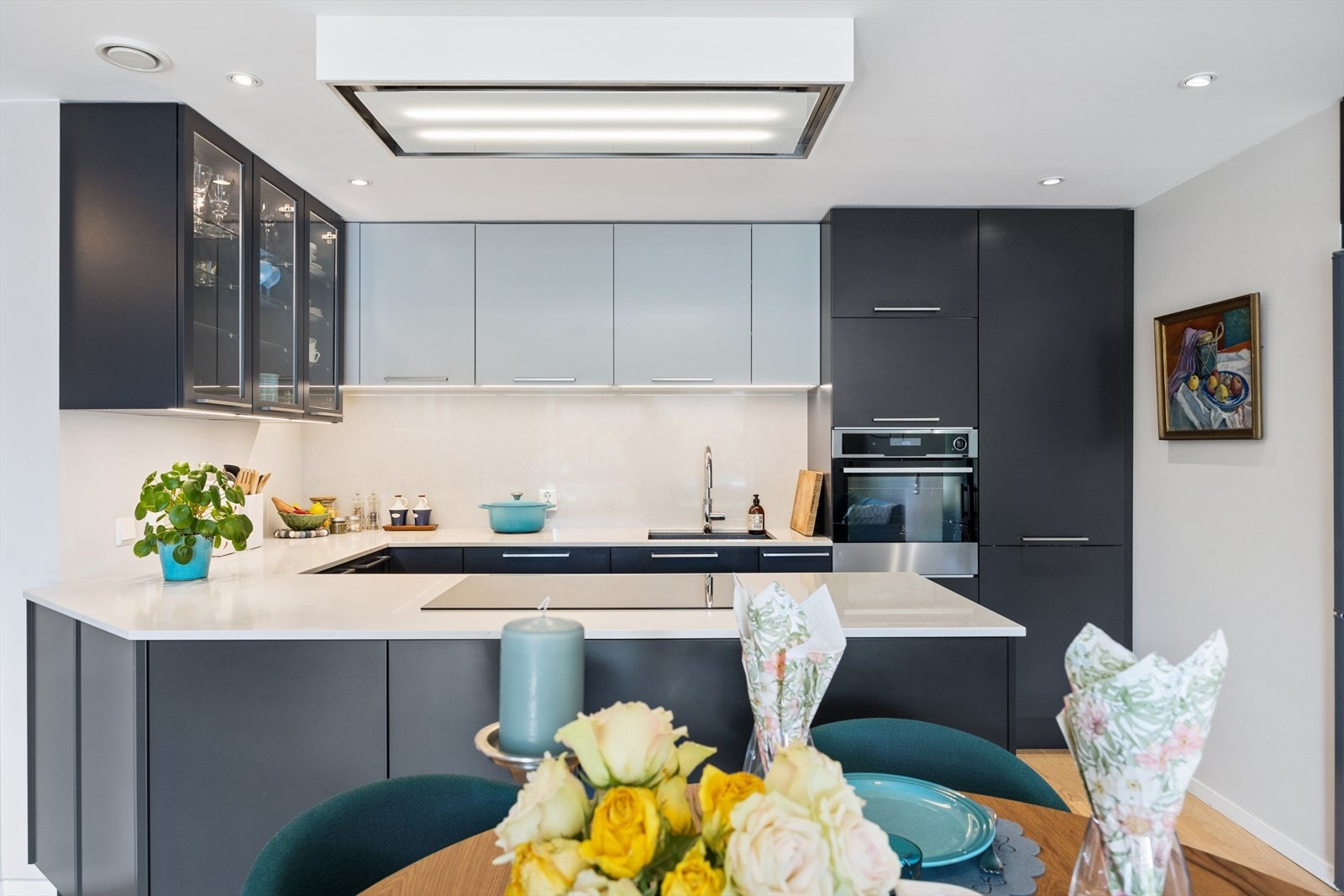 Kjøkkenøy med platetopp og ventilator med avtrekk ut. Eksklusive hvitevarer fra Electrolux og spesialbestilte Liebherr kjøleskap. Galleribilde