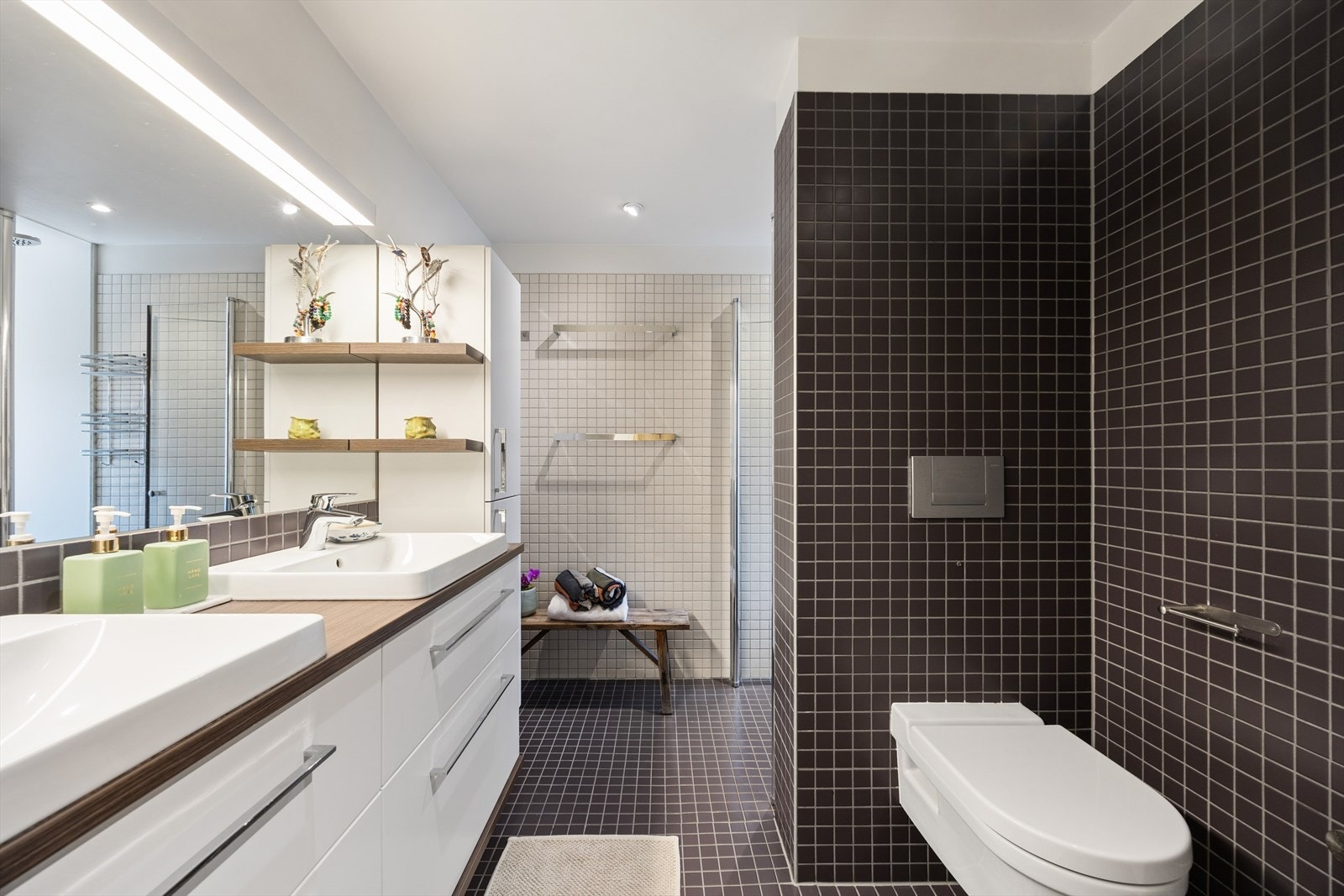 Badet har nyere innredning fra 2019 og vegghengt toalett. Galleribilde