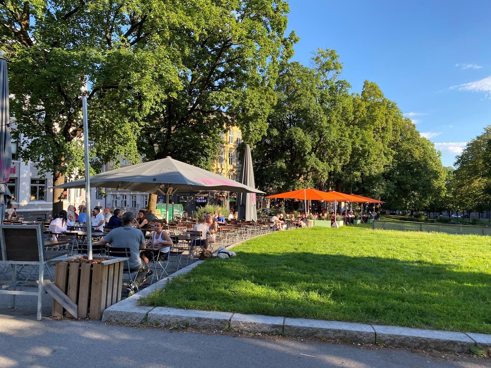 Området byr på et yrende byliv med kafeer, parker og restauranter. Galleribilde