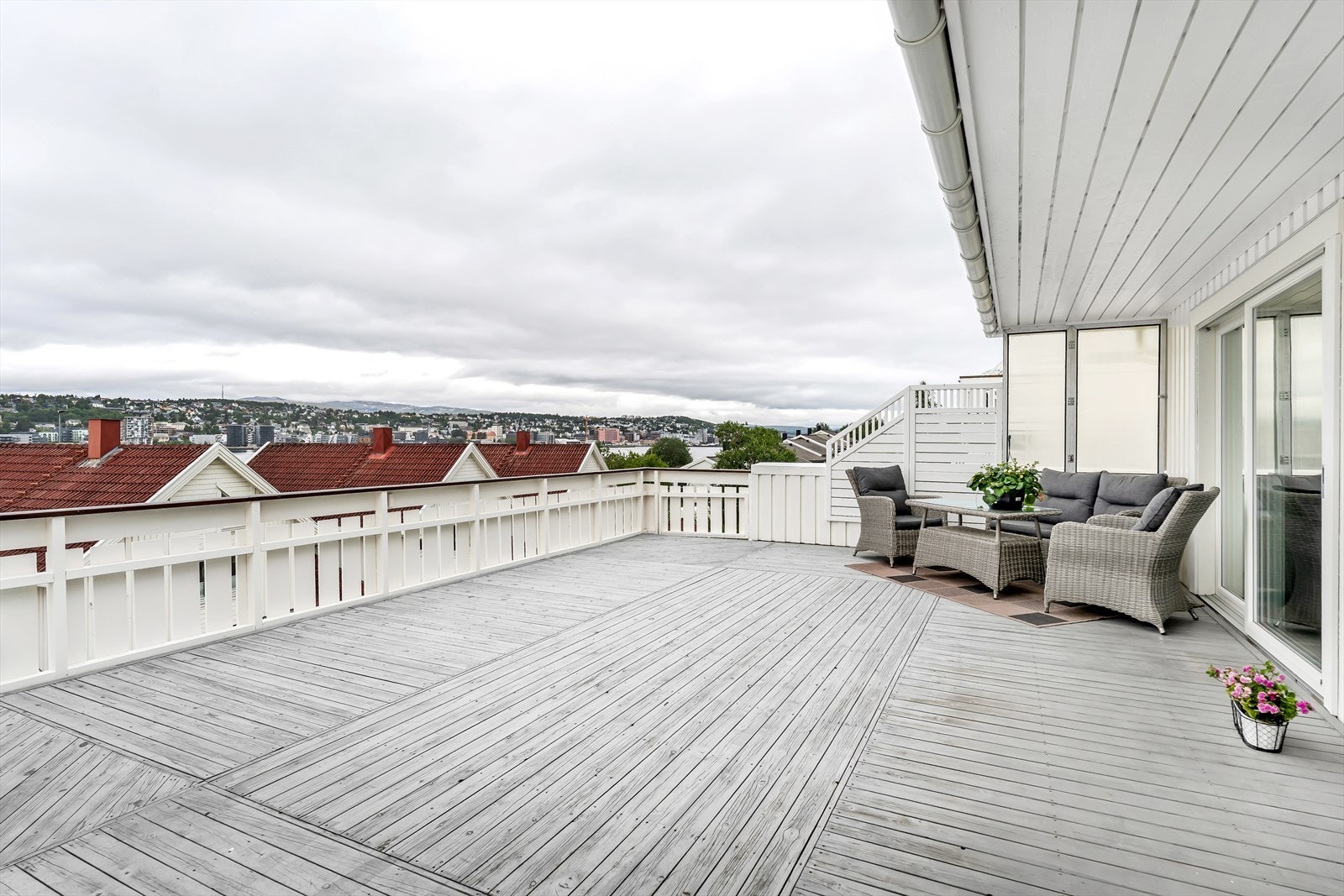 Balkongen er vestvendt og solrik. Galleribilde