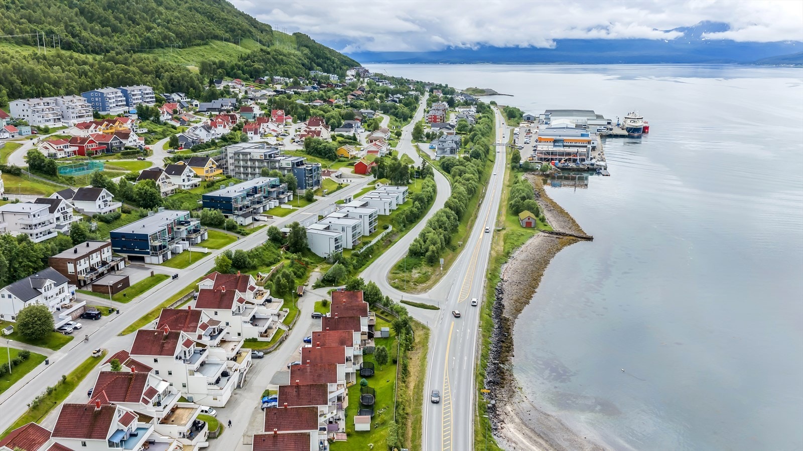 Her vil du finne det meste du trenger, med både treningssenter, bensinpumper og Pyramiden kjøpesenter innenfor kort rekkevidde. Meget praktisk i en hektisk hverdag! Galleribilde