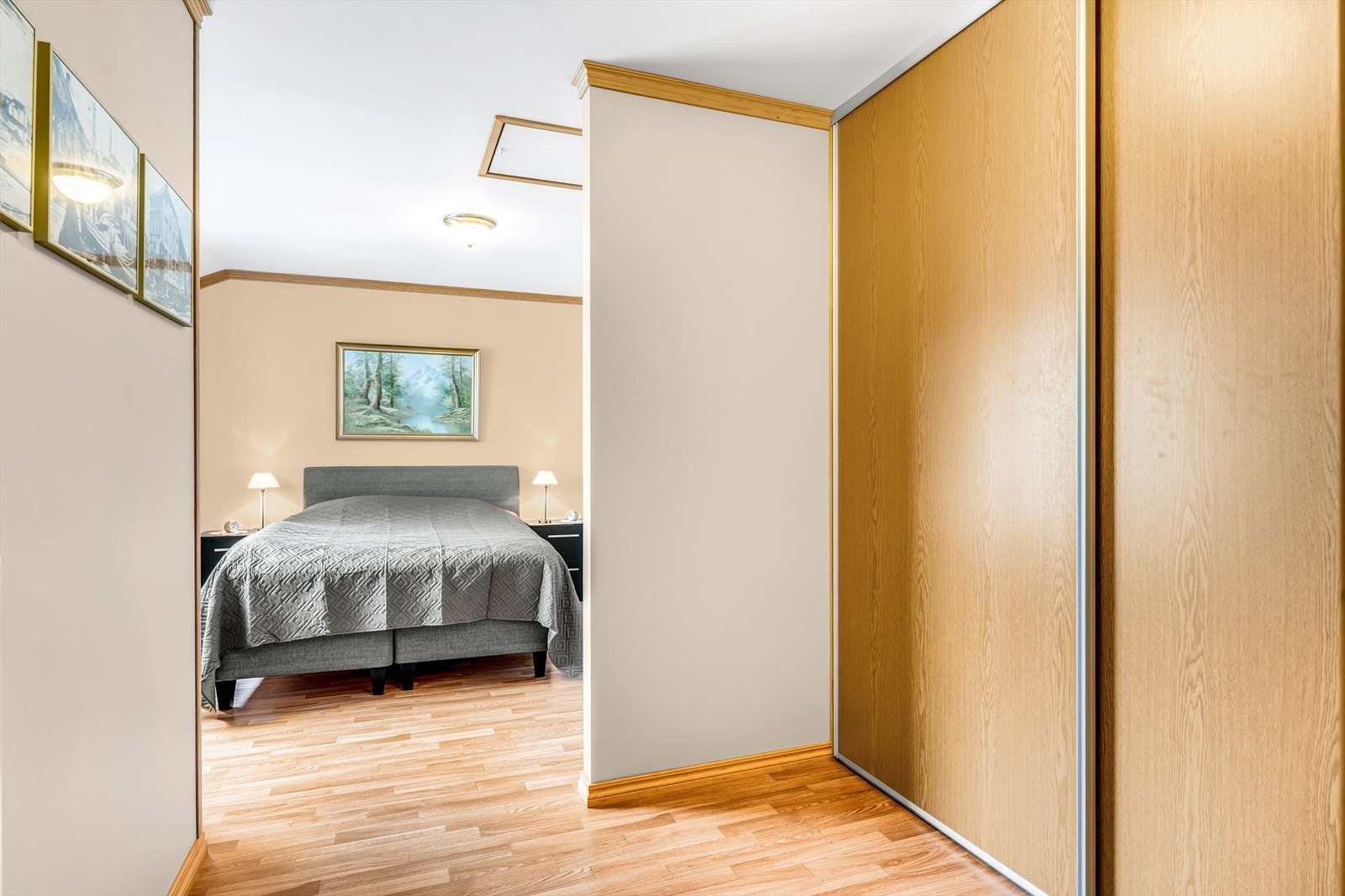 Rommet er innredet med en romslig og praktisk skyvedørsgarderobe. Galleribilde