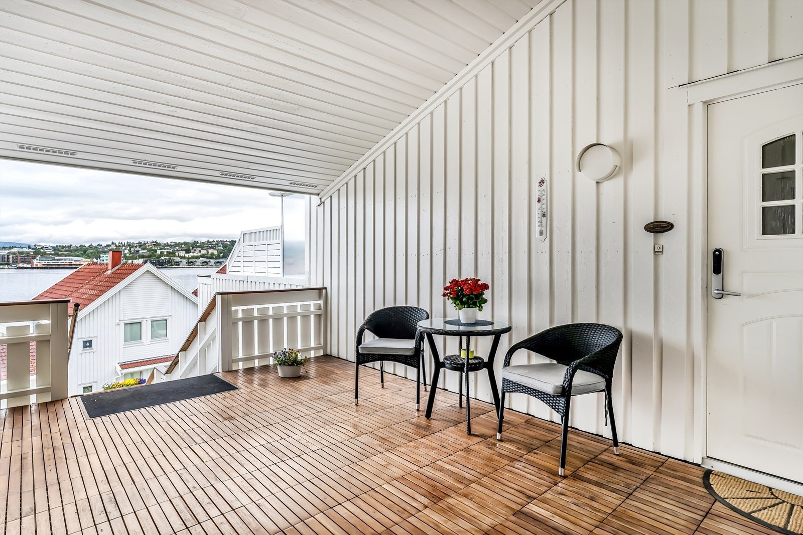 Opp trappen kommer du til boligens inngangsparti som er skjermet og takoverbygd. Galleribilde