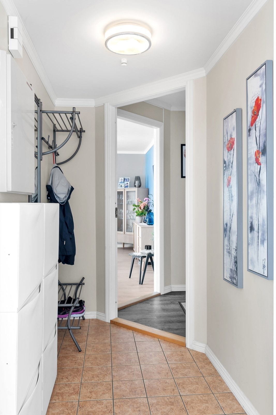 Velkommen inn! Flislagt og praktisk entré med god plass til oppheng av yttertøy og oppbevaring av sko. Galleribilde