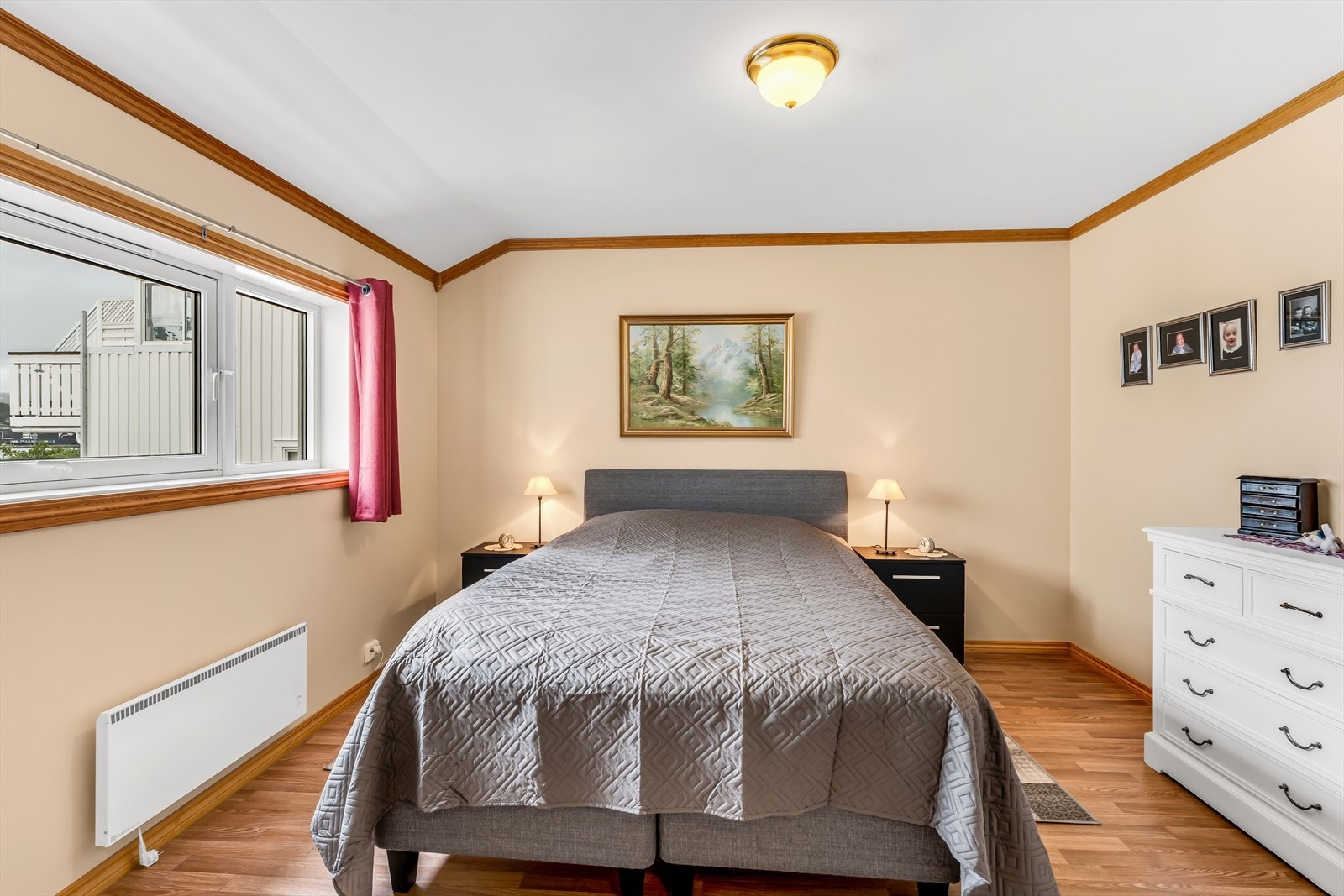 Romslig soverom med god plass til stor seng! Galleribilde