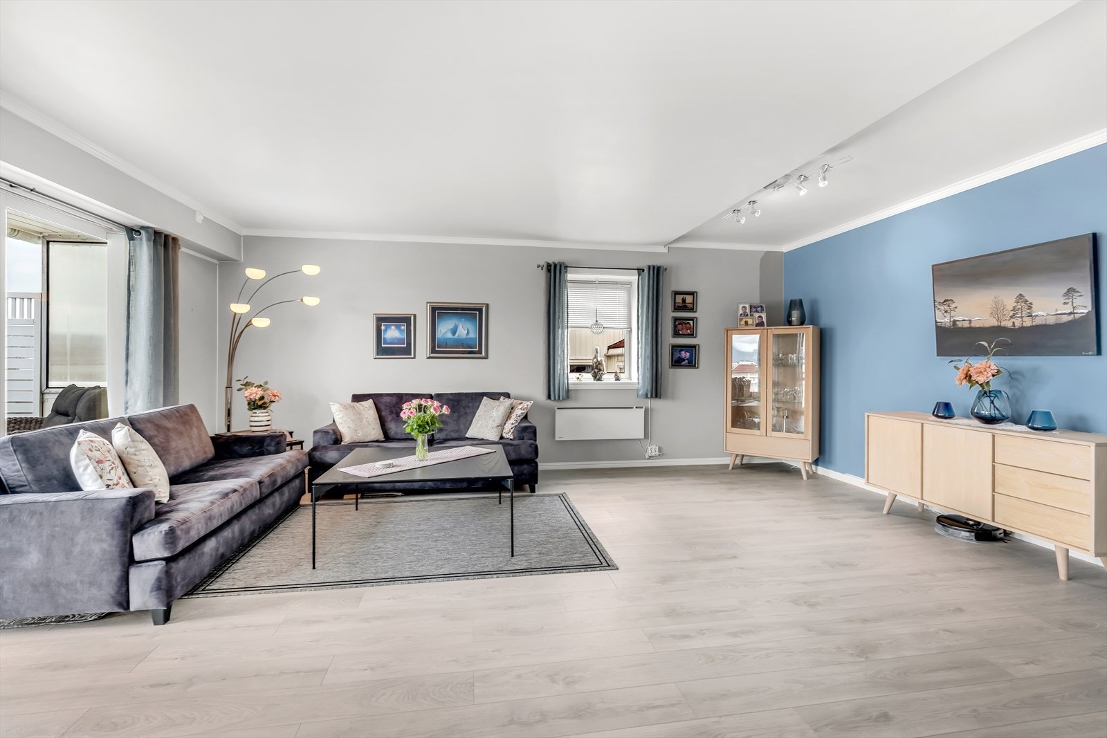 Boligen fremstår lys og innbydende med en praktisk planløsning, moderne overflater og et harmonisk fargevalg. Nytt klikkvinylgulv er lagt i stue/kjøkken, gang og ett soverom i 2015. Galleribilde