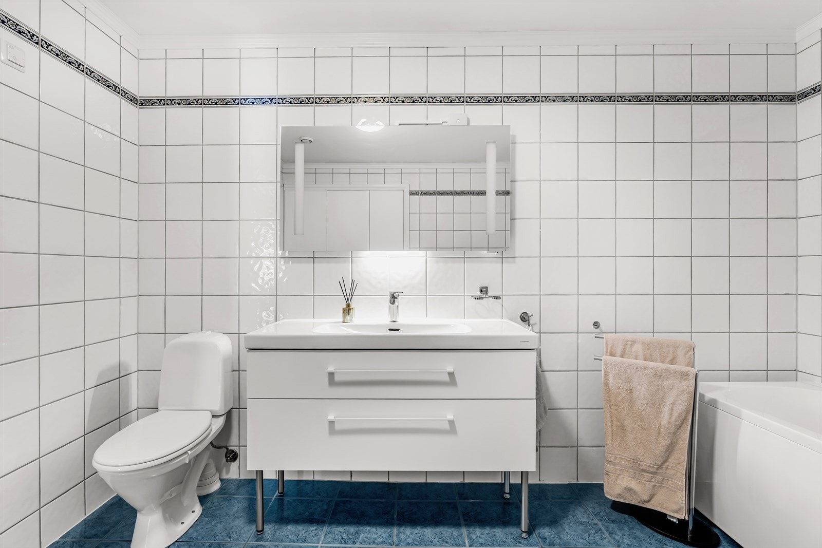 Badet byr på godt med oppbevaringsplass i baderomsinnredningen. Galleribilde