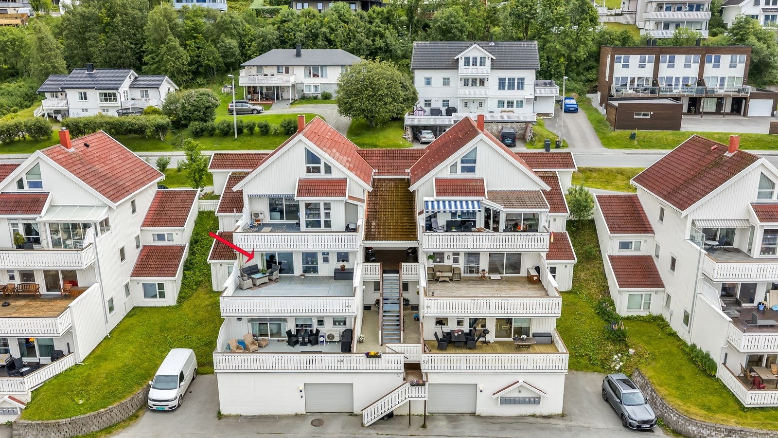Boligen er vestvendt med fantastisk utsikt over deler av Tromsøysundet, Tromsøya og Kvaløya, samt sørover mot Malangshalvøya og Vikran med bl.a. Bentsjordtinden. Galleribilde