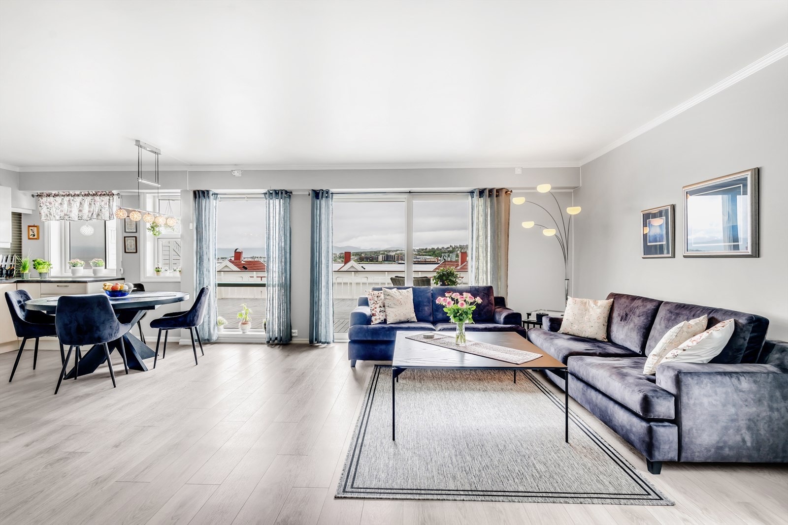 En innholdsrik og flott 3-roms med garasje, balkong, nydelig utsikt og optimale solforhold! Galleribilde