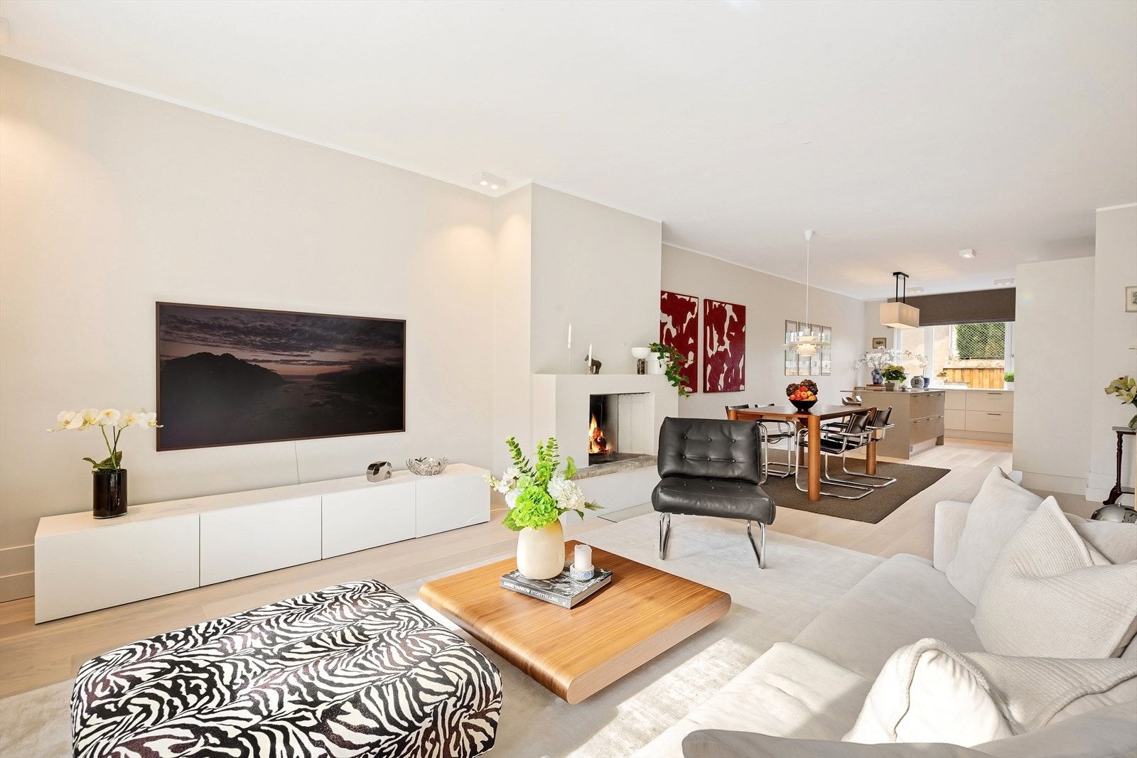 Den gjennomgående planløsningen slipper inn rikelig med sollys i begge ender, samtidig som rommet deles naturlig inn i ulike soner. Galleribilde