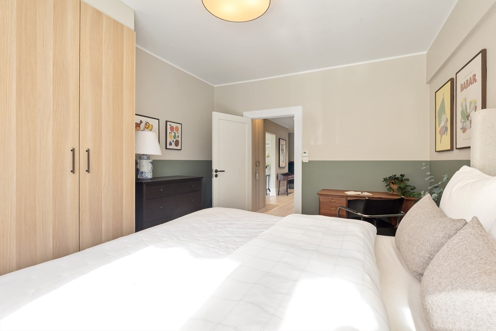 Her også god plass til garderobe for oppbevaring. Galleribilde