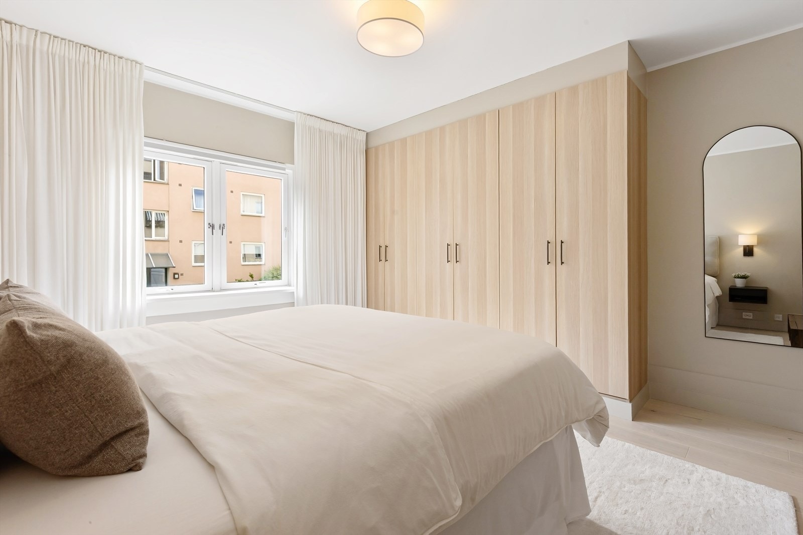 Rikelig med plass til oppbevaring i innbygde garderobeskap. Galleribilde