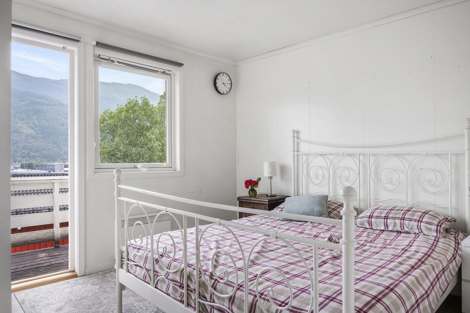 Hovudsoverommet har direkte utgang til ein altan på ca. 5 m². Galleribilde