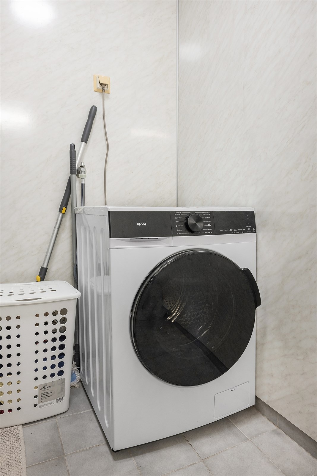 Badet i sokkelleilegheita har også opplegg for vaskemaskin. Galleribilde
