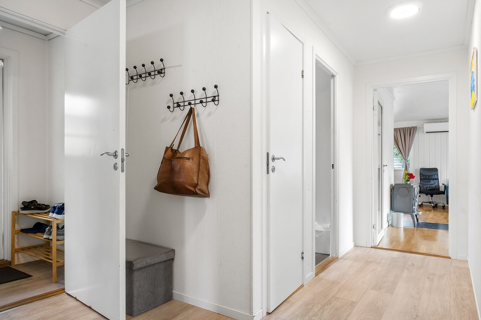 Lys og innbydande hall som knyter saman romma i hovudetasjen. Galleribilde
