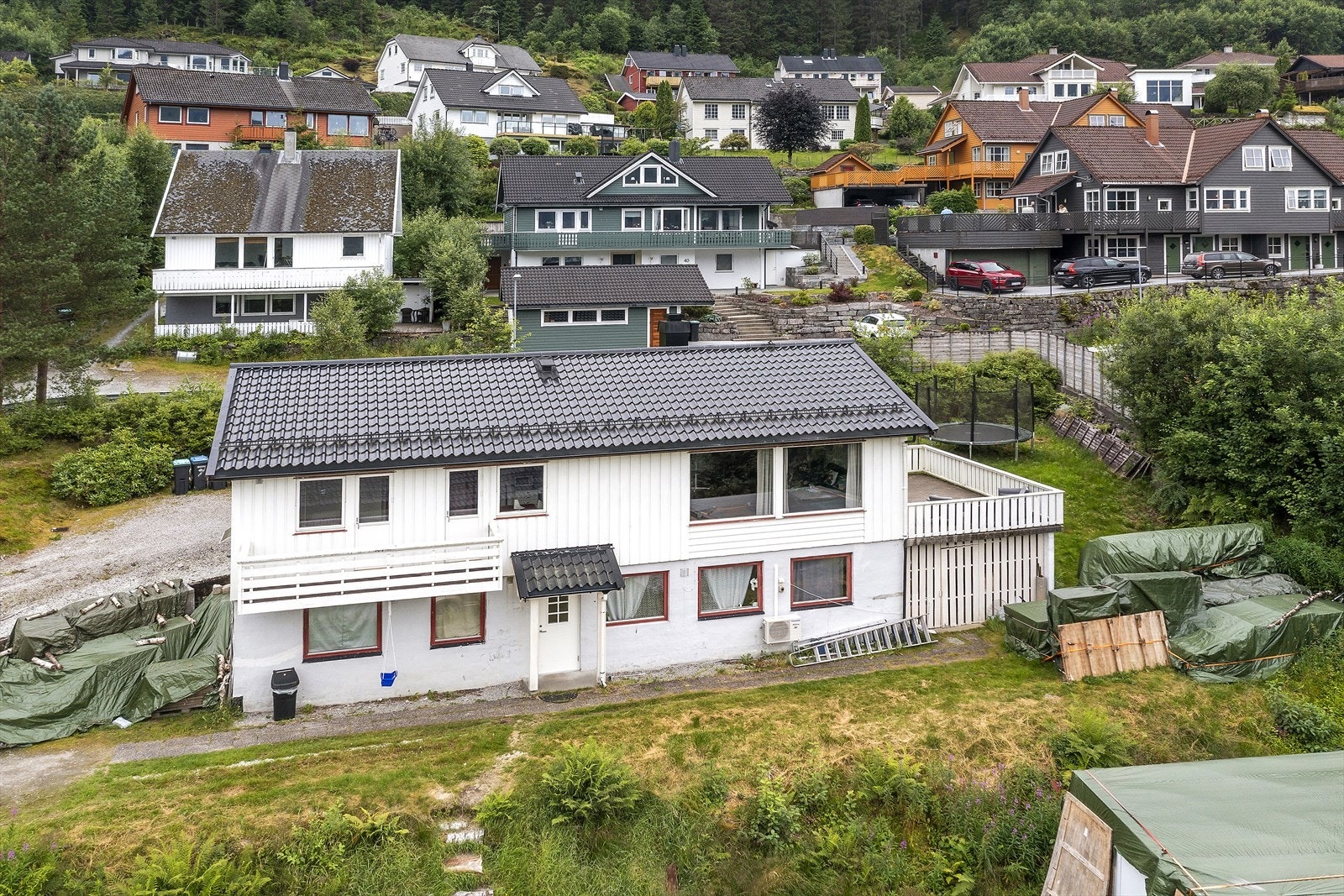 Ytterveggane har ståande trepanel. Galleribilde