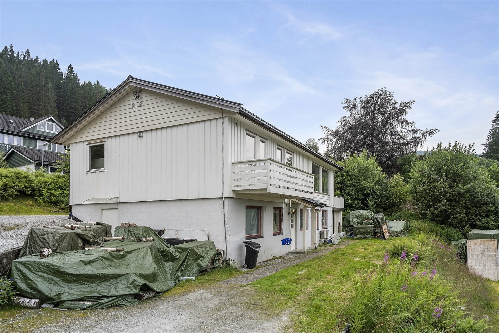 Enebustad frå 1978 med tradisjonell bindingsverkskonstruksjon. Galleribilde